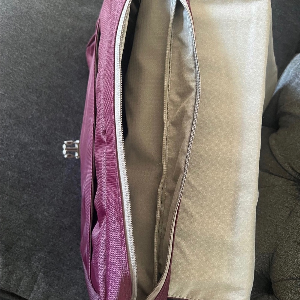 ⭐️ Firm Price ⭐️ New without tags Skyway messenger laptop bag - Picture 4 of 5